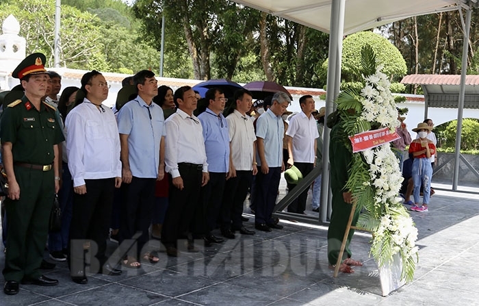 VIDEO: Lãnh đạo tỉnh dâng hương tại Khu di tích Ngã ba Đồng Lộc, viếng mộ Đại tướng Võ Nguyên Giáp